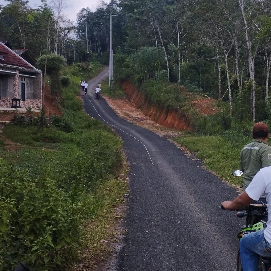 Pembangunan Jalan Lapenisasi Desa Karoya